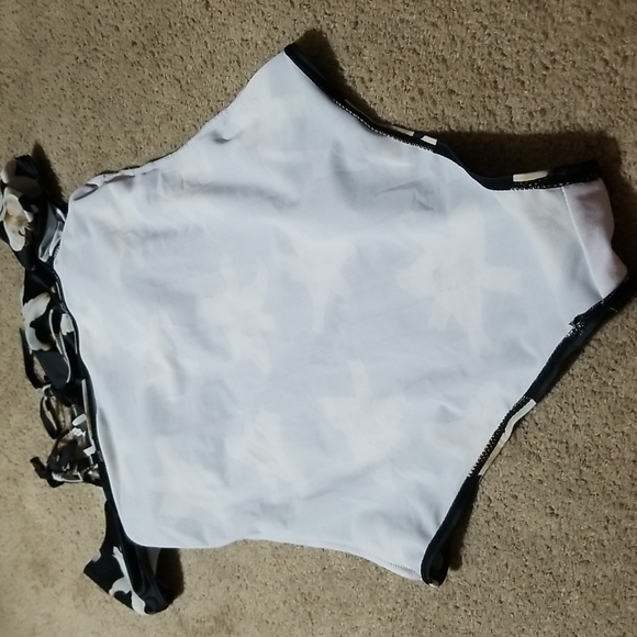 SOLD-Beautiful Lily Ruffle Off the Shoulder One Piece Swimsuit-L - Picture 6 of 7